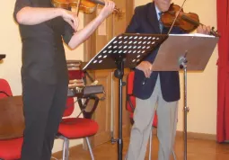 Emir Abeshi con il suo Maestro Bruno Pignata in un incontro, l'anno scorso, al Civico istituto musicale Vivaldi